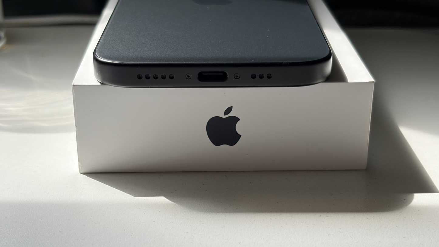 iPhone 15 Negro - 128GB - Semi Nuevo