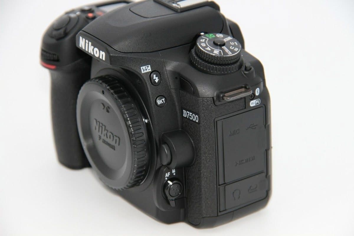 Nikon D7500 – 2340 Disparos